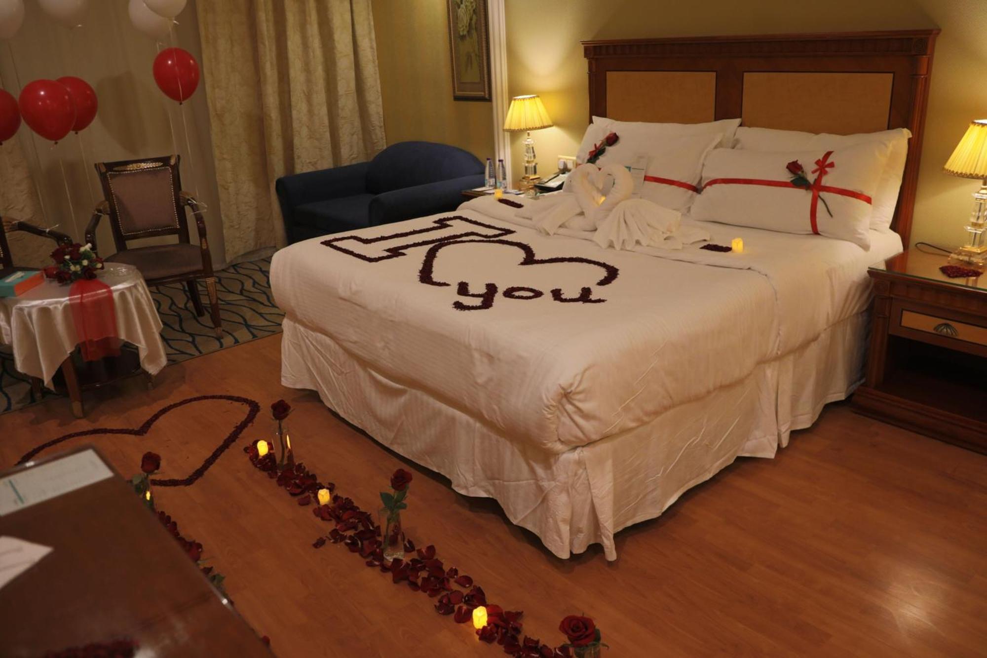 Le Meridien Medina Luaran gambar A bedroom decorated for Valentine's Day