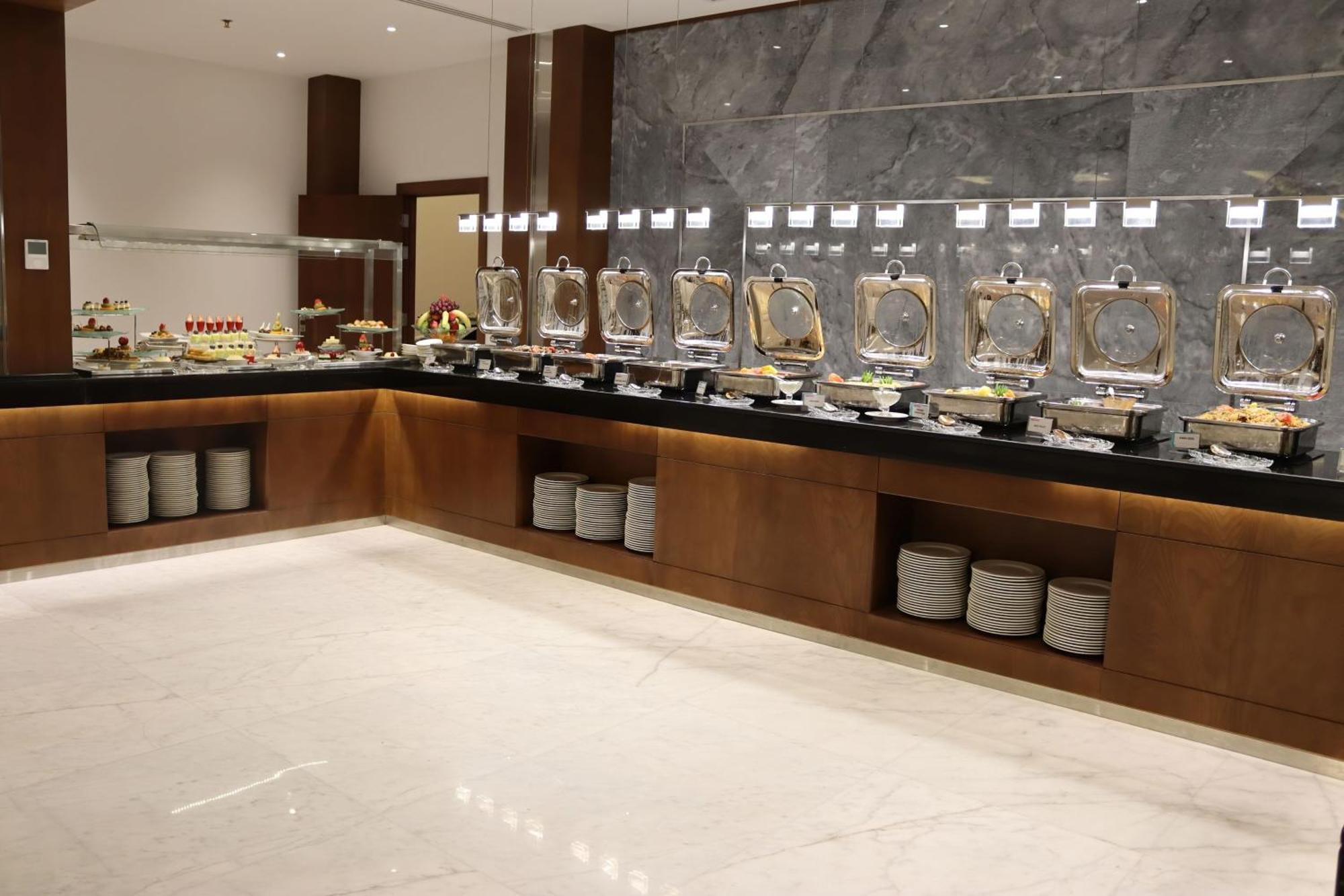 Le Meridien Medina Luaran gambar A buffet at a hotel